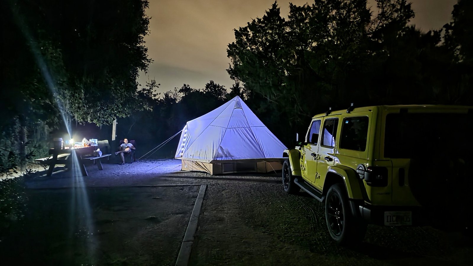 Barraca iluminada à noite ao lado de um Jeep no Lake Louisa State Park, em Clermont, Flórida